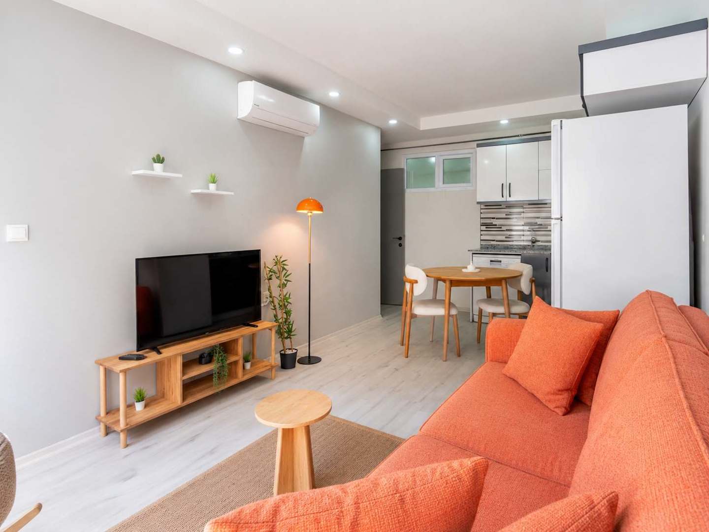 Cozy Apartment near Kaleici: City & Balcony Views