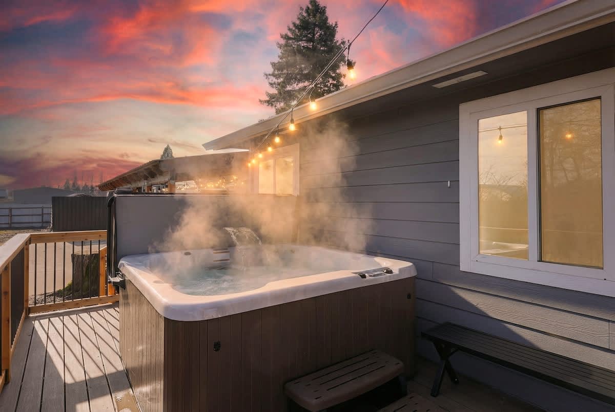 Hoffman House | Oregon | Cozy Home w/Hot Tub & Theater