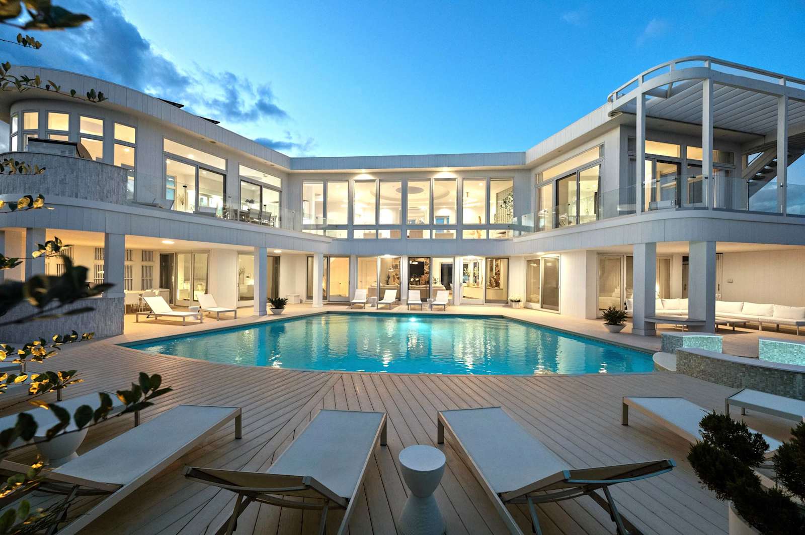 Dunes Lane | Amagansett | Mansion w/ Heated Pool & Beach Access