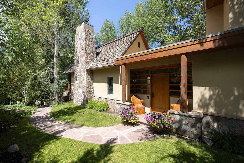 Neale Manor | Aspen | Riverfront Home with BBQ and Views