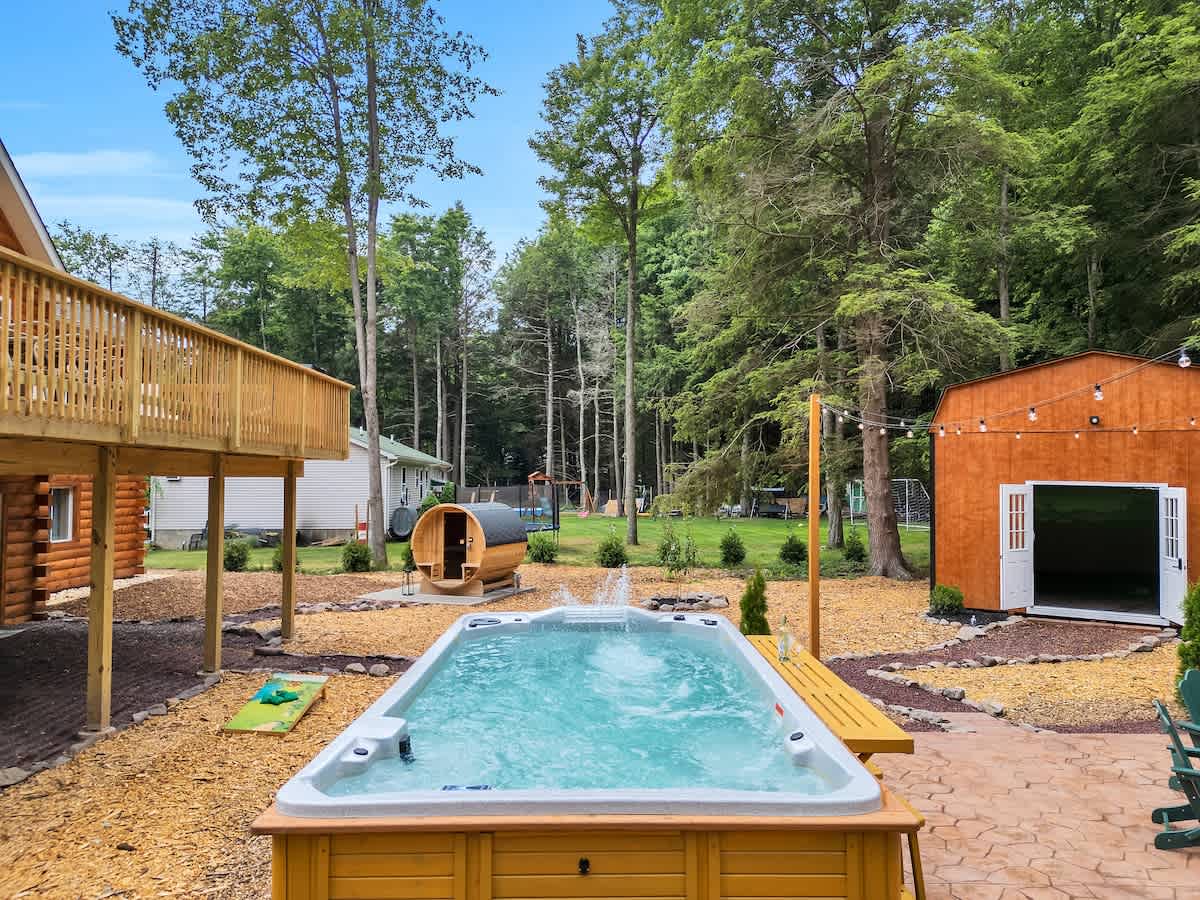 Spruce Chalet | Blakeslee | Luxury Retreat with Private Spa & Golf Simulator