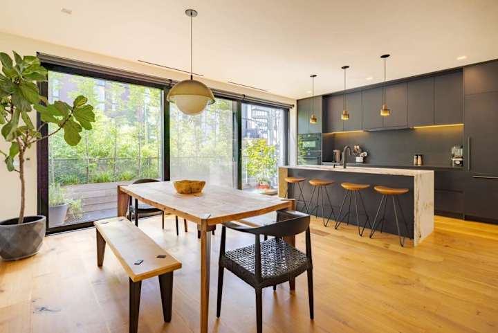 Empire House | 3BR | Williamsburg | Bright Townhome with Courtyard