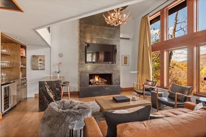 Snowline Lodge | Downtown Aspen | Home with Shared Grill & Pool