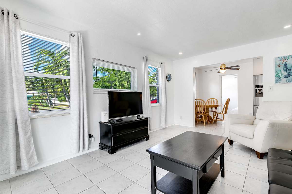 Pompano Bungalow, photograph 10