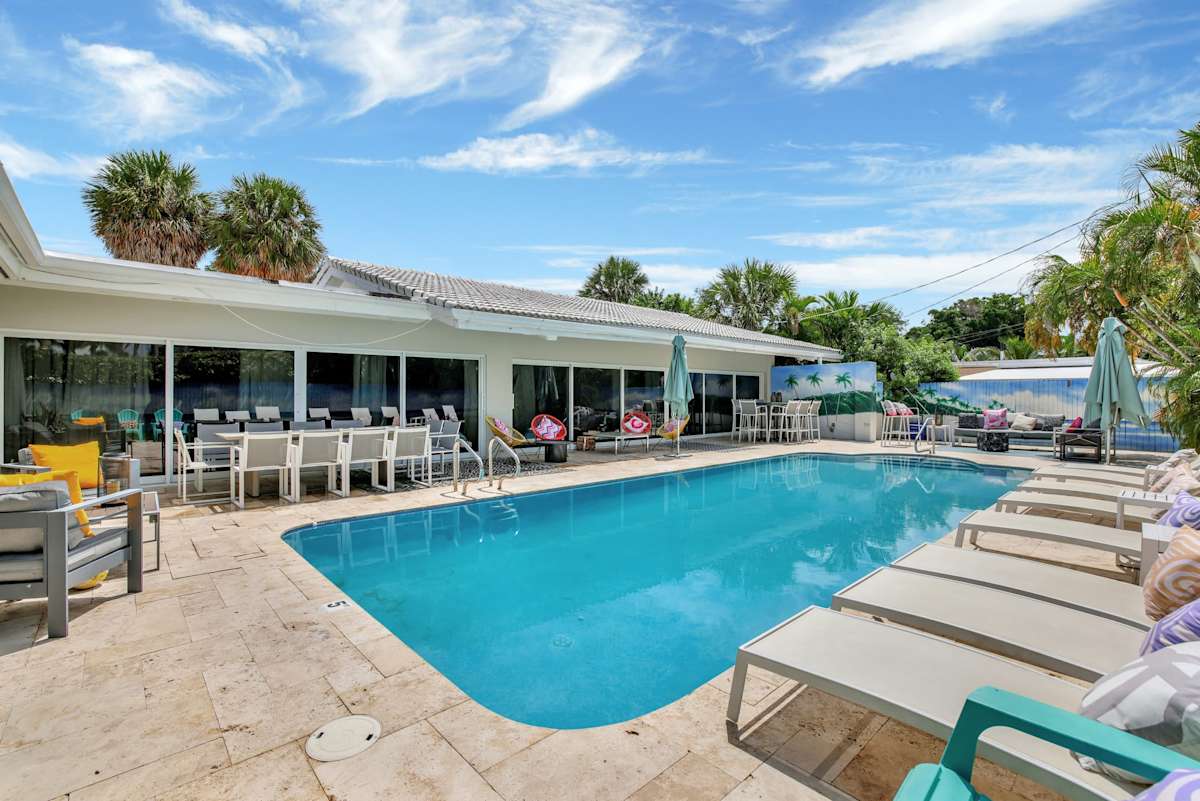 6 Bed Beach House, photograph 2