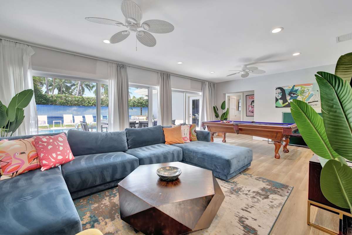 6 Bed Beach House, photograph 3