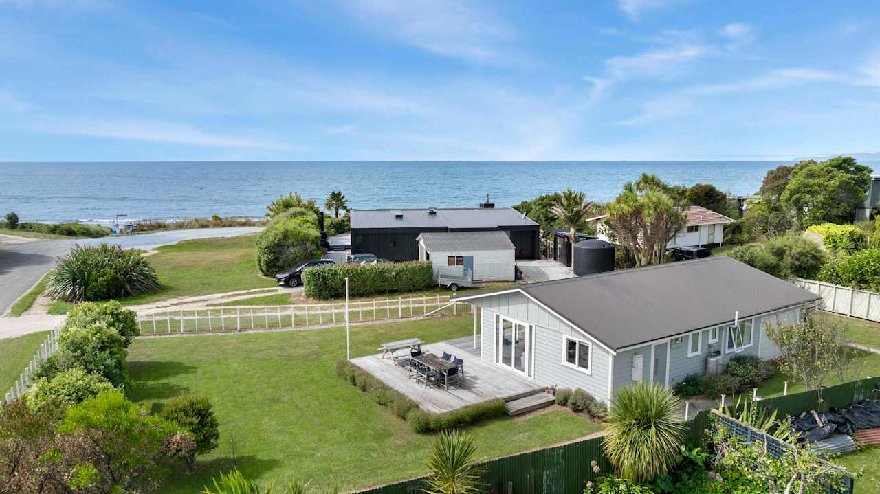 WaveSong Cottage - Your Escape by the Sea in Parapara