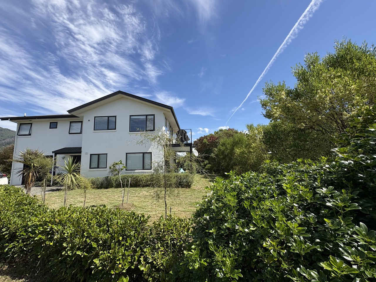 Pohara Escape - Bright Interiors & Scenic Views in Pohara