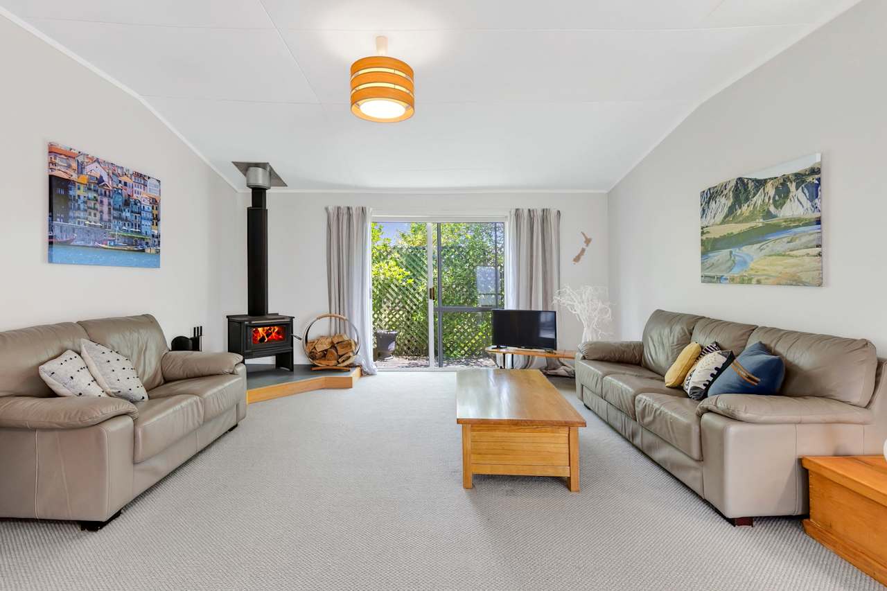 The Bach - Classic Kiwi Stay Opposite Pohara Beach in Pohara