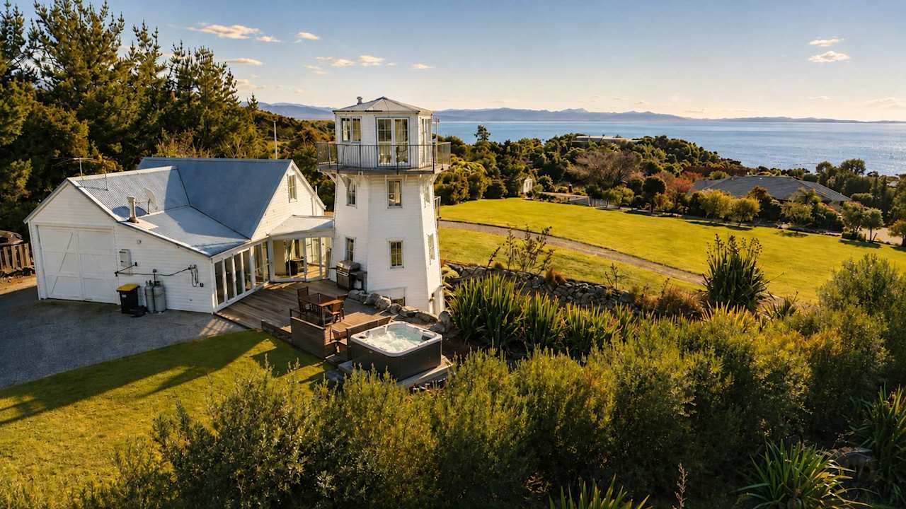 The Lighthouse at Ligar Bay - Romantic Coastal Escape with Spa in Ligar Bay