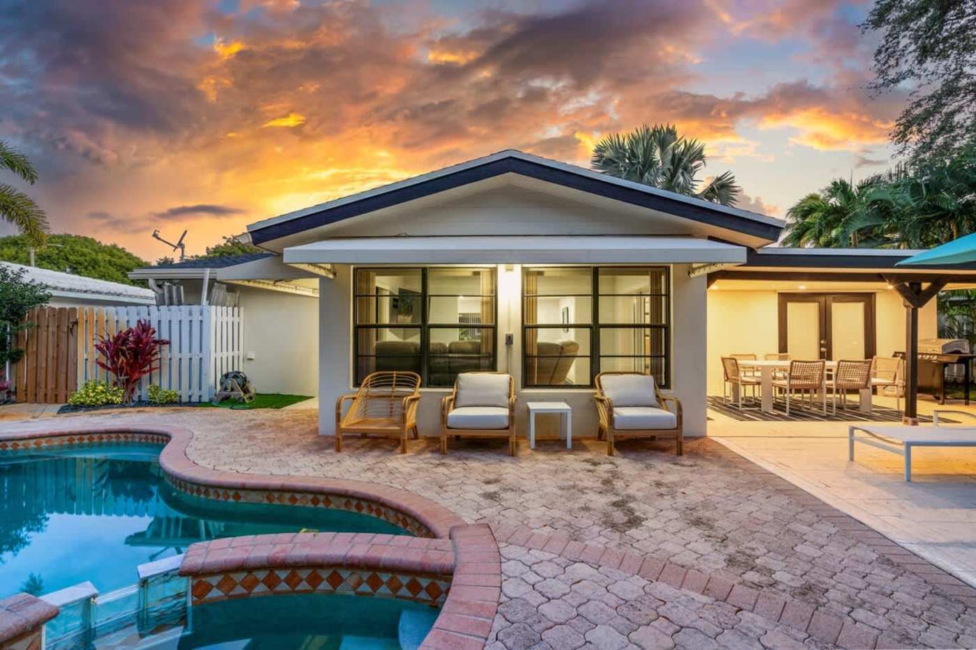 Gardens By The Sea: Pool, spa and covered patio at sunset