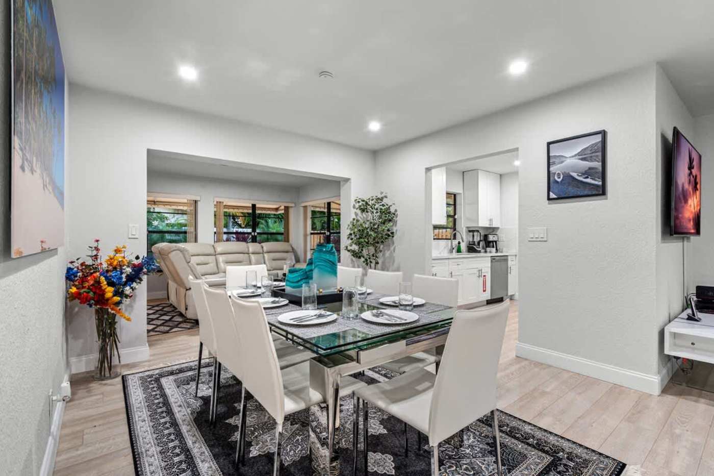 Gardens By The Sea: Dining and living space, looking through to the kitchen