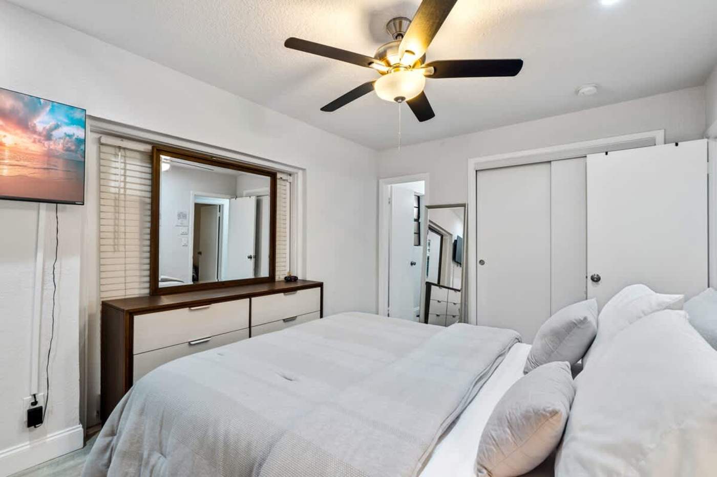 Gardens By The Sea: Bedroom with king bed, smart TV and fitted wardrobes