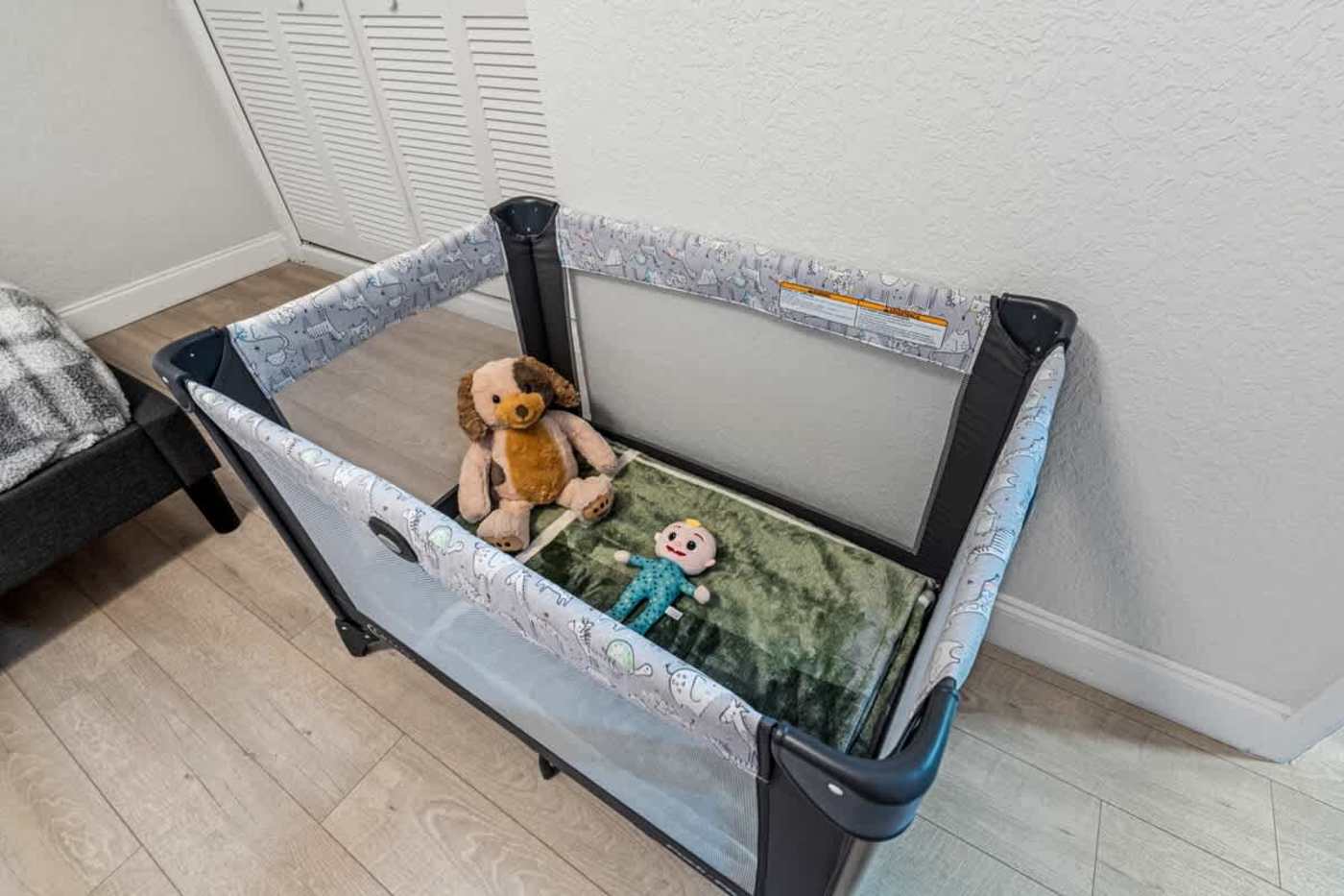 Gardens By The Sea: Travel cot made up beside the bed