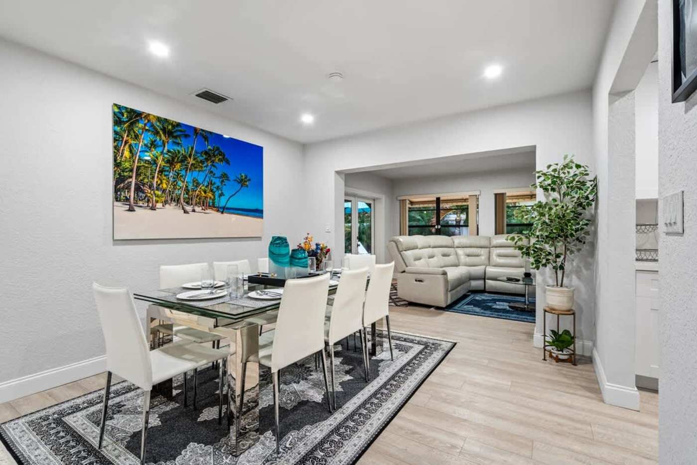 Gardens By The Sea: Dining table for six, open to the living room