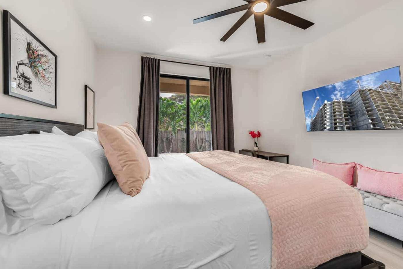 The Arcade House: Bedroom with king bed, smart TV and a bench at the foot