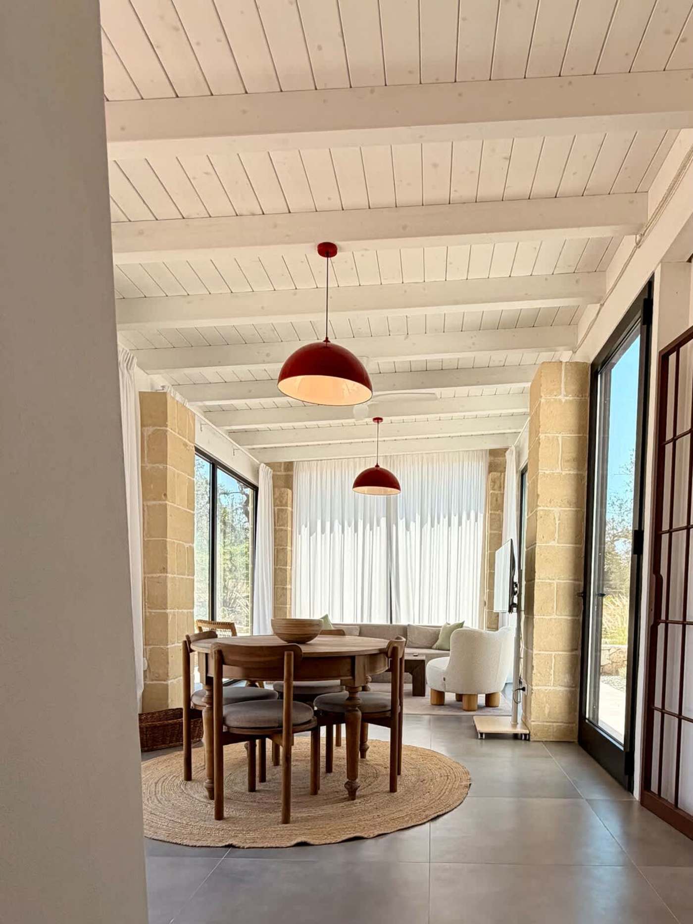 Trullo Ostro: Dining area with round table for four under white beam ceiling