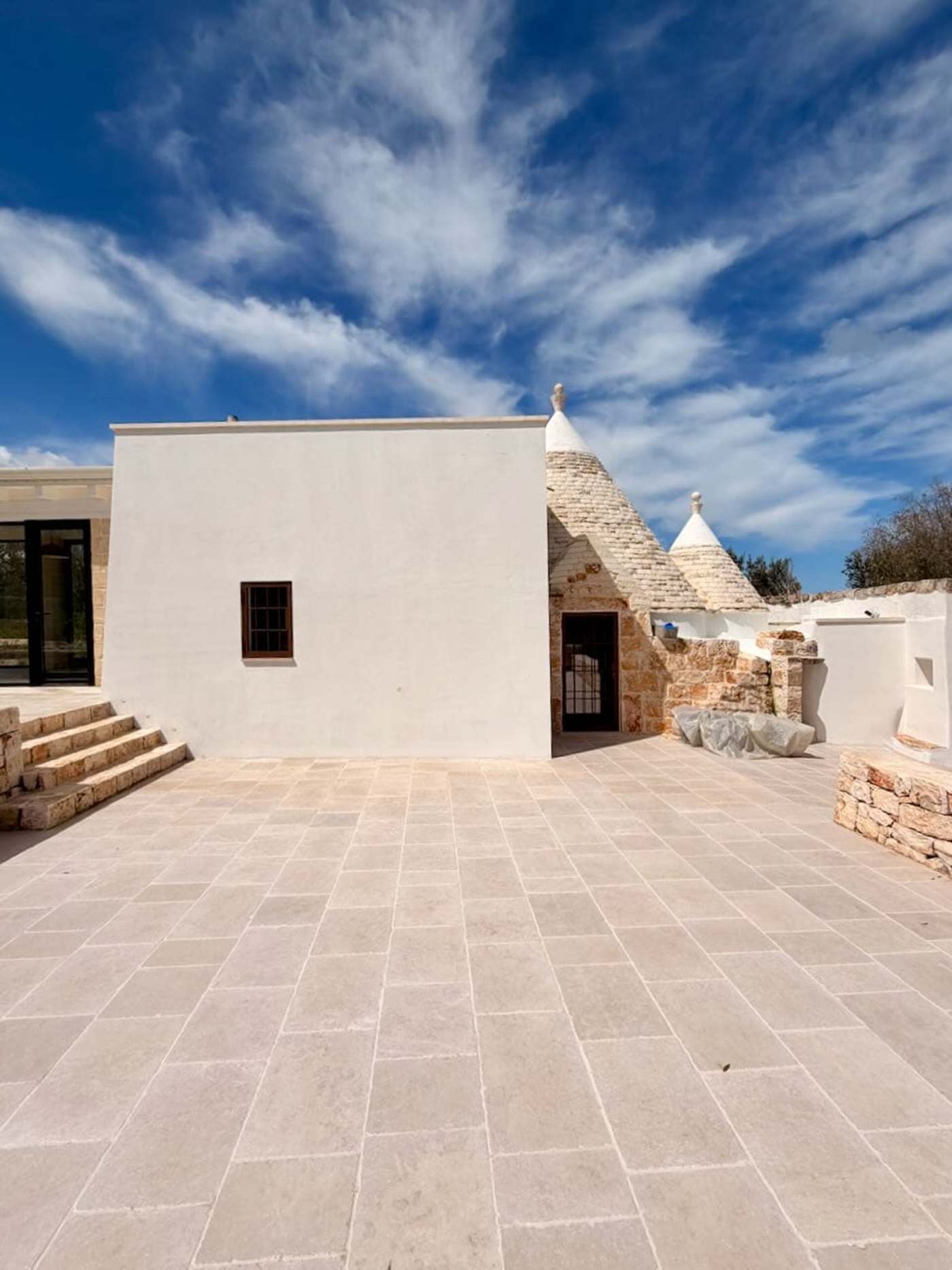 Trullo Ostro: Large stone-paved courtyard in front of the trullo