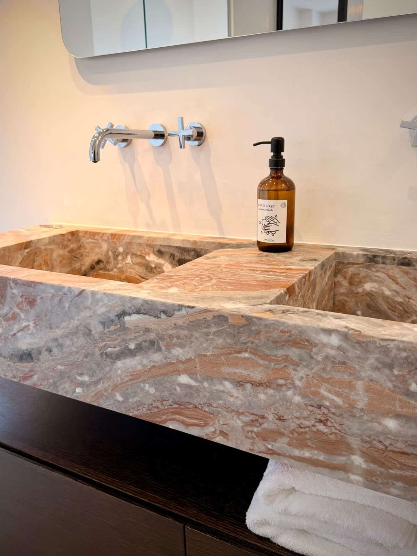 Trullo Ostro: Marble double sink with wall-mounted taps
