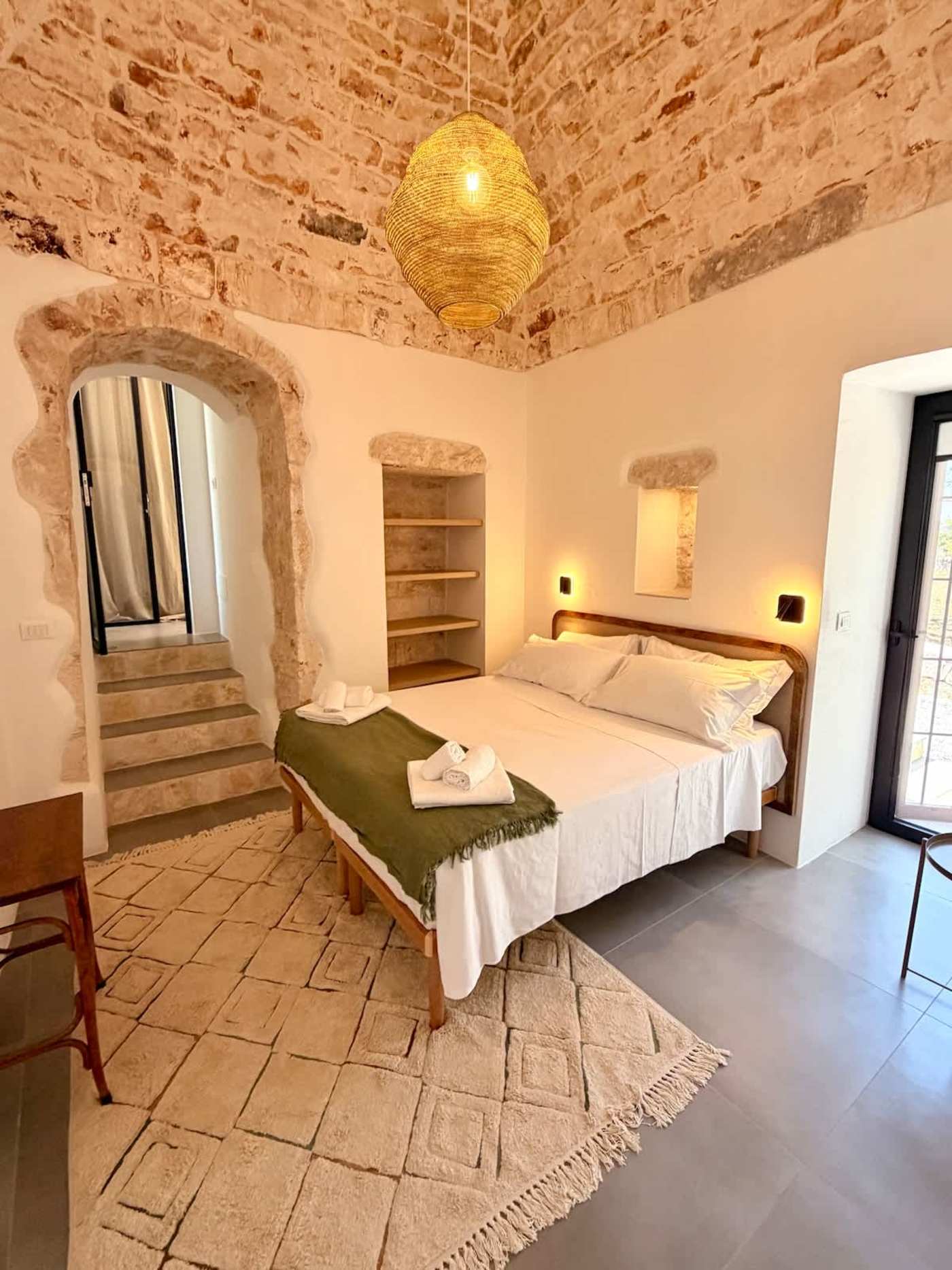 Trullo Ostro: Trullo bedroom with double bed and vaulted stone ceiling