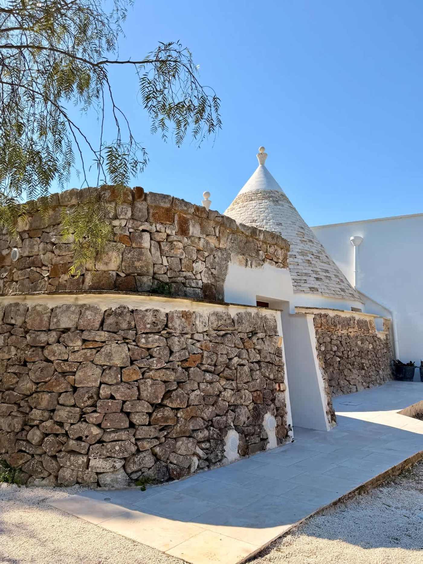 Trullo Ostro: Dry stone walls and path beside the trullo