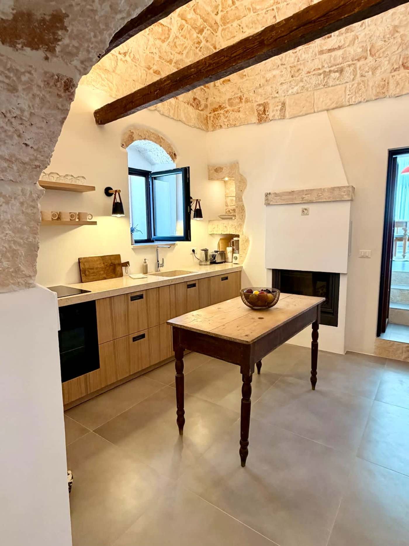 Trullo Ostro: Kitchen with oven, cooktop and wooden work table