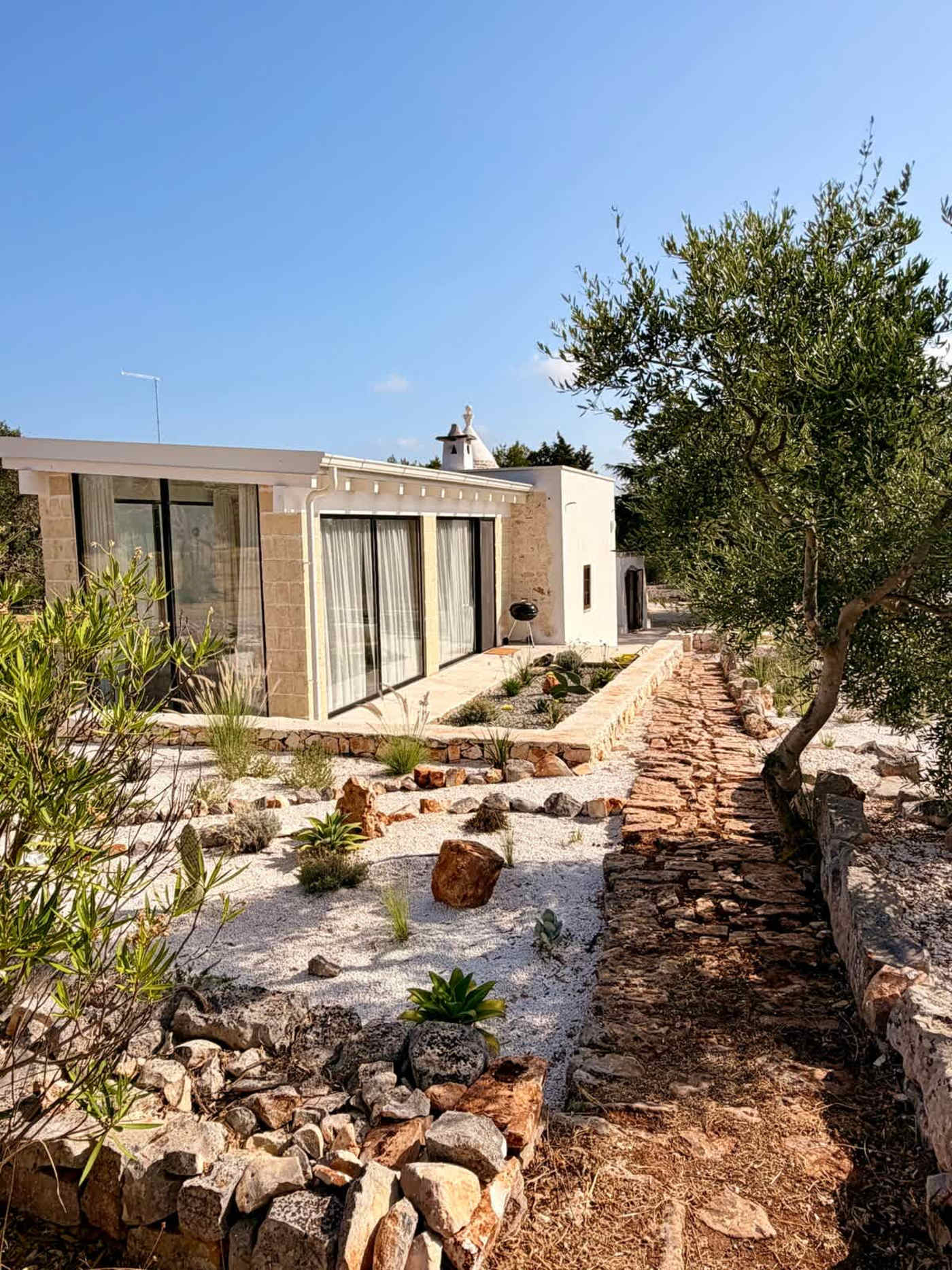 Trullo Ostro: Garden path and stone walls leading to the living wing