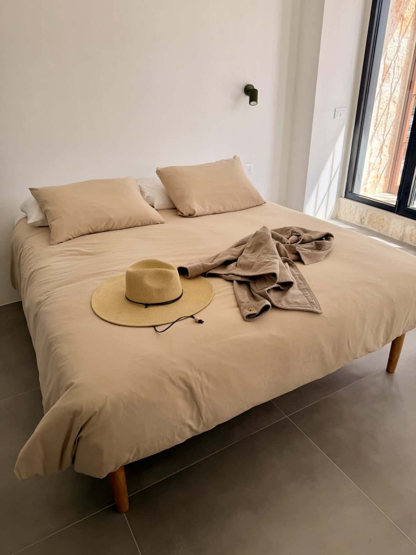 Trullo Ostro: Bedroom with bed and garden window