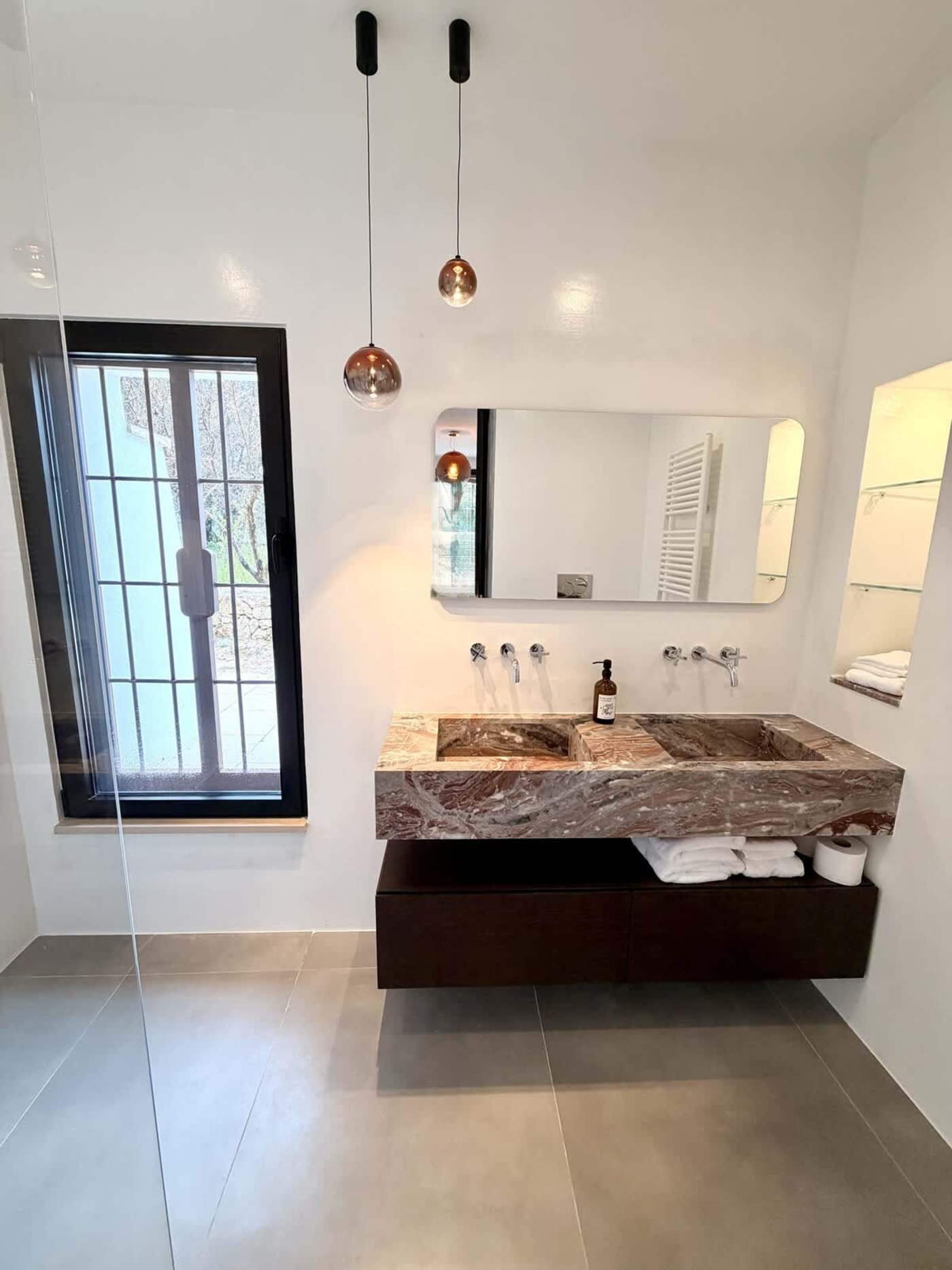 Trullo Ostro: Bathroom with marble double sink and walk-in shower