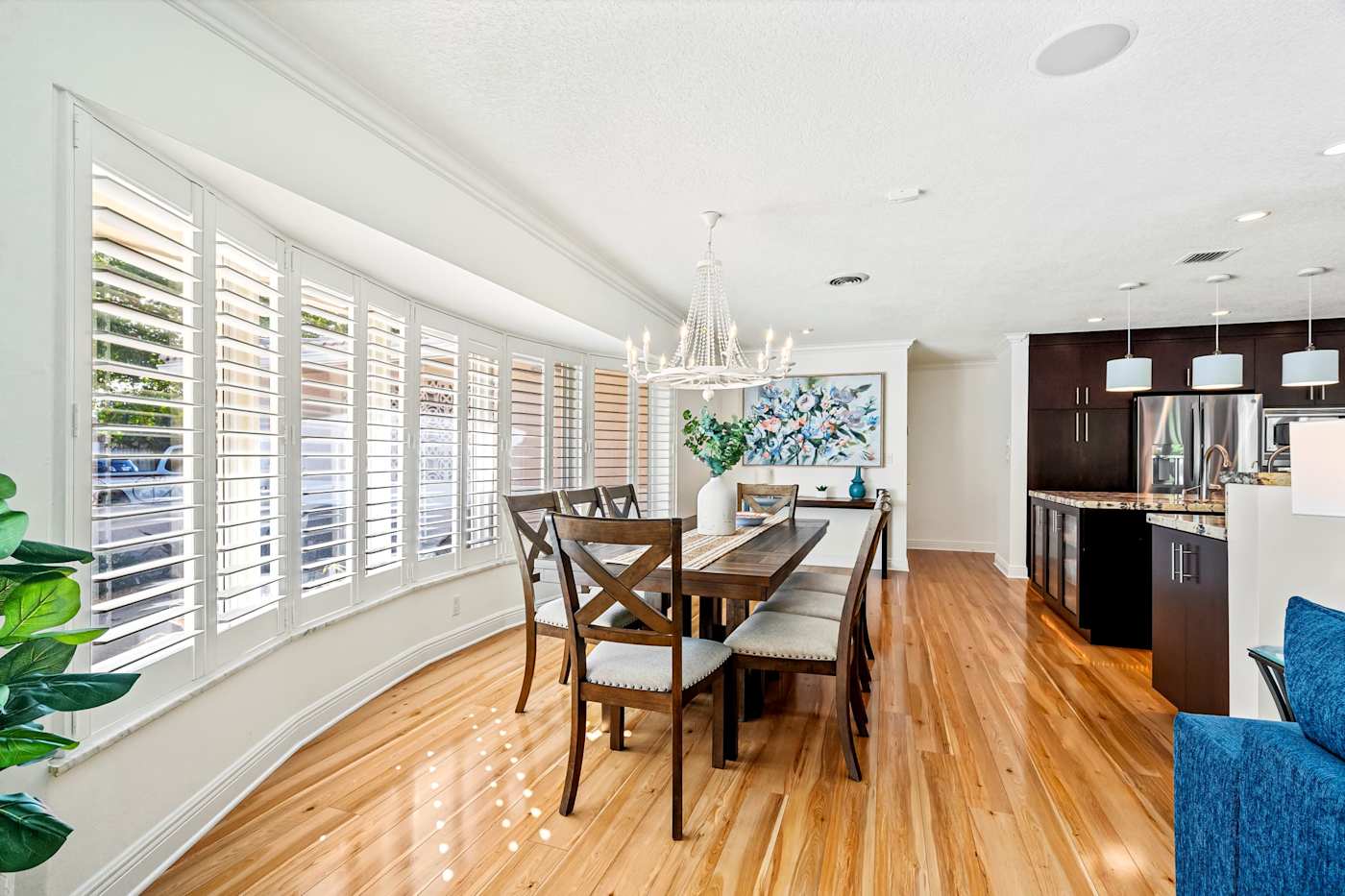 Cypress Cove: Our sunny dining area next to jalousie windows that you can close for privacy