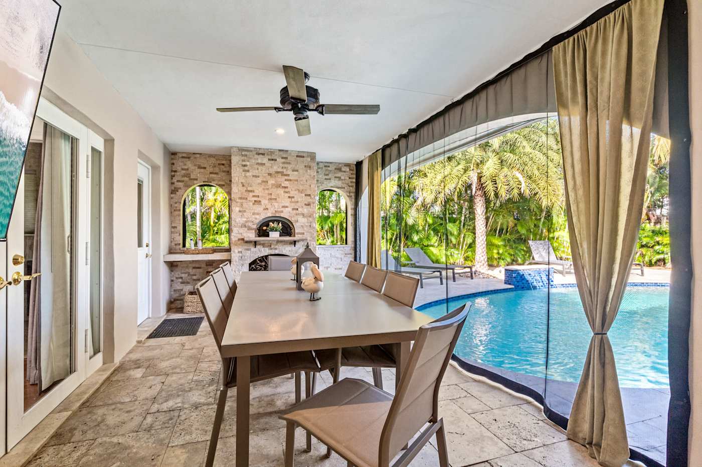 Cypress Cove: The screened dining lounge has a long table and looks out to the pool