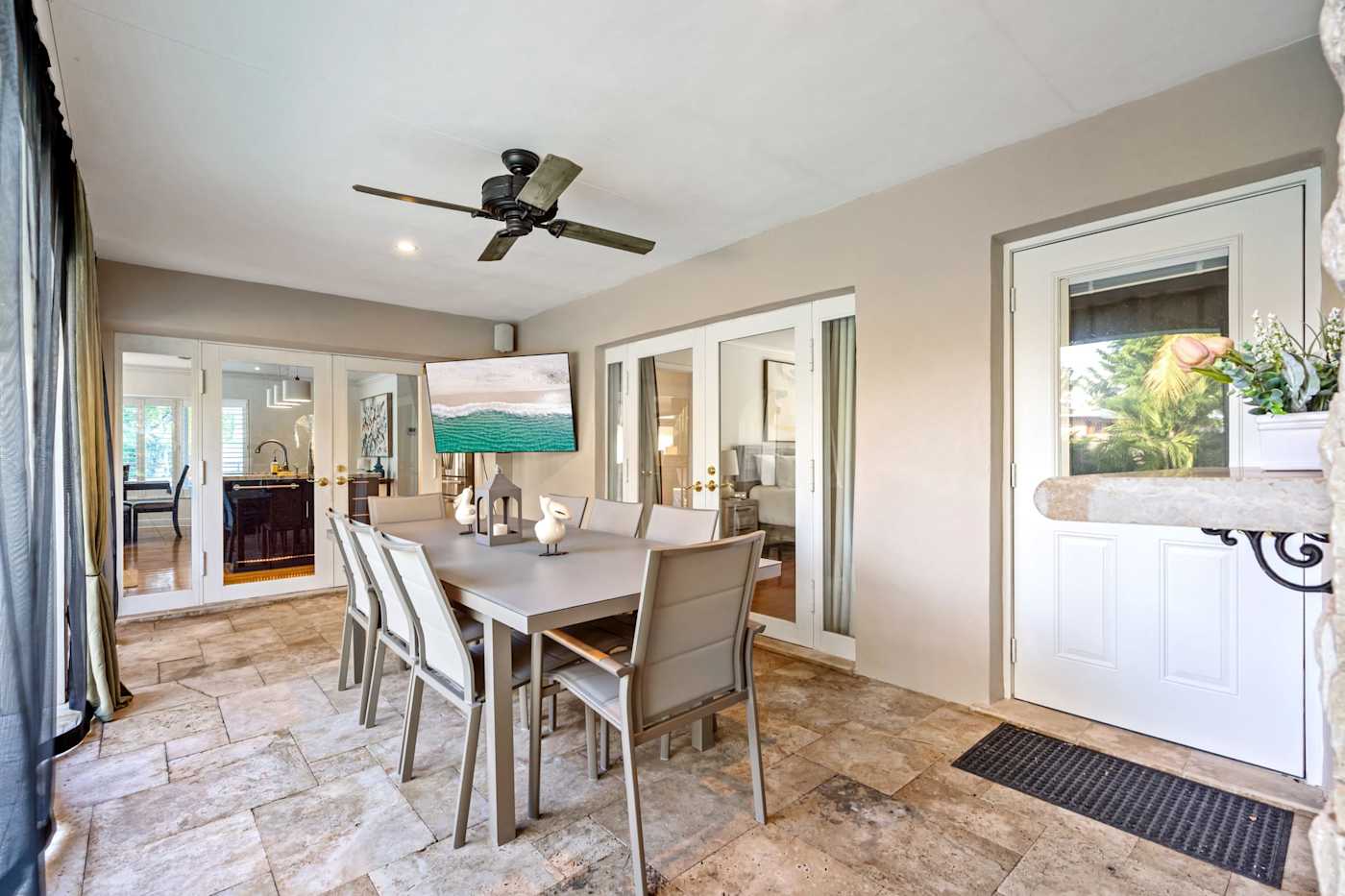 Cypress Cove: The screened dining lounge has seating for eight and a wall-mounted TV