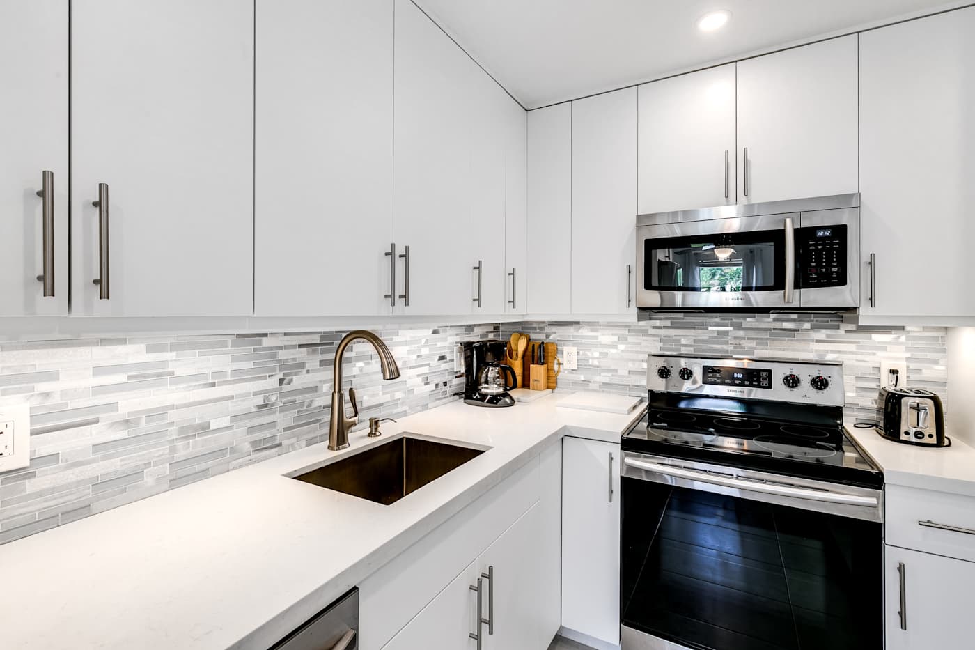 Pompano Bungalow: Plenty of countertop space for cooking and baking