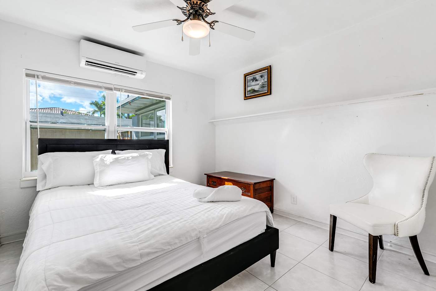 Pompano Bungalow: Another bedroom with a queen bed and air conditioning