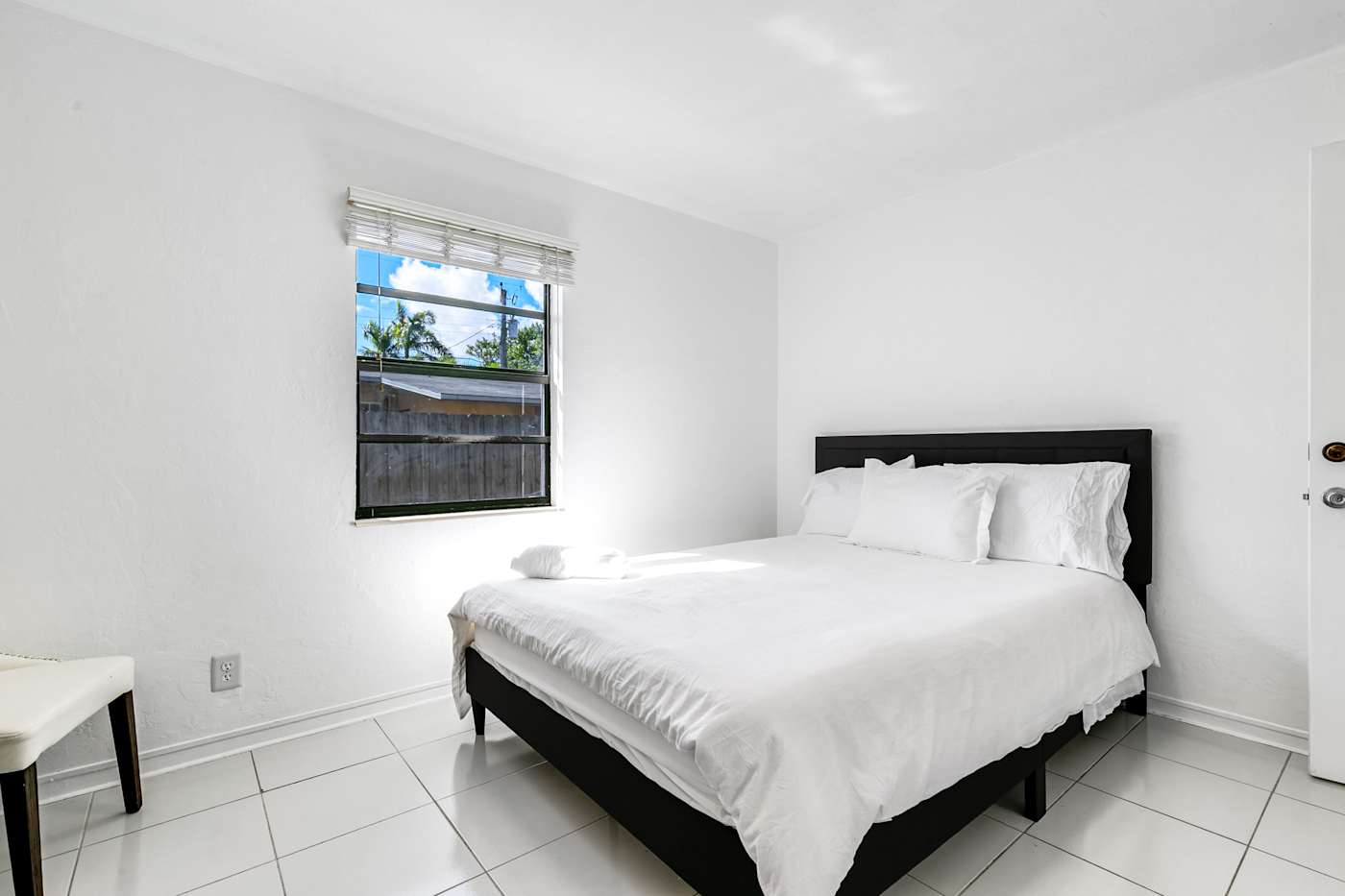 Pompano Bungalow: The third bedroom with a queen-sized bed
