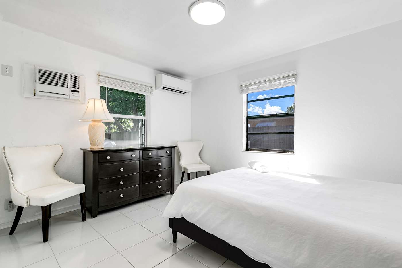 Pompano Bungalow: A set of drawers where you can store your belongings