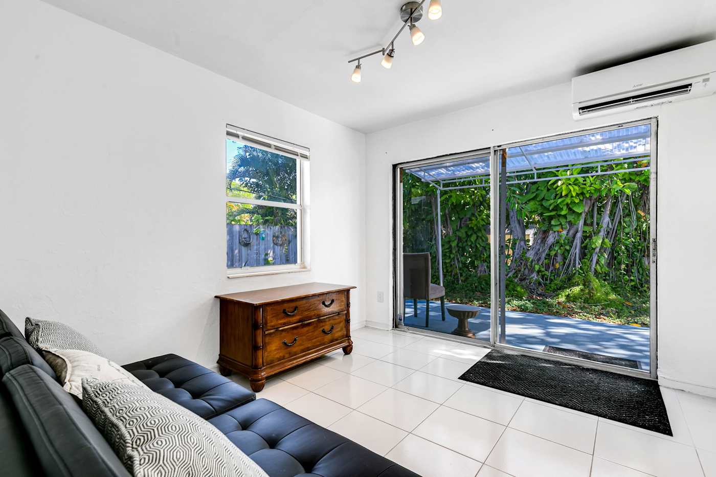 Pompano Bungalow: Sliding doors that lead out to the patio