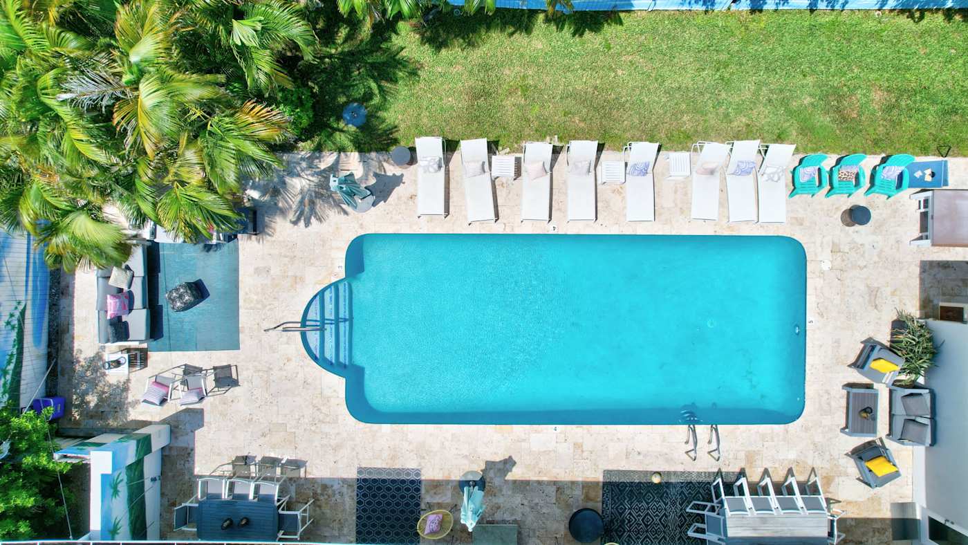 6 Bed Beach House: The pool and deck from directly above