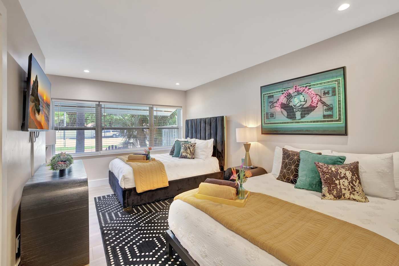 6 Bed Beach House: Twin room with two beds, sleeping two