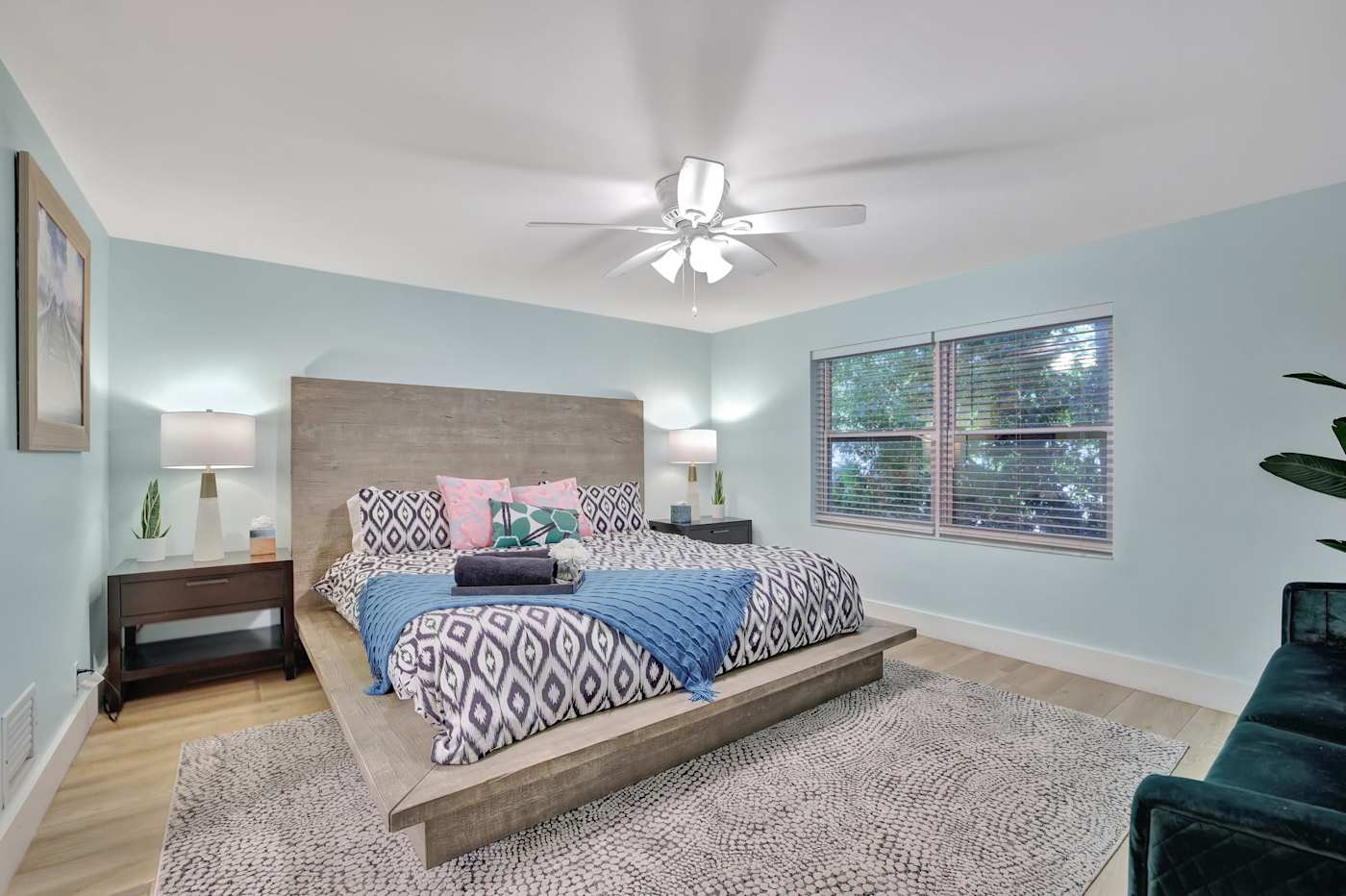 6 Bed Beach House: Bedroom with king bed and a seating sofa
