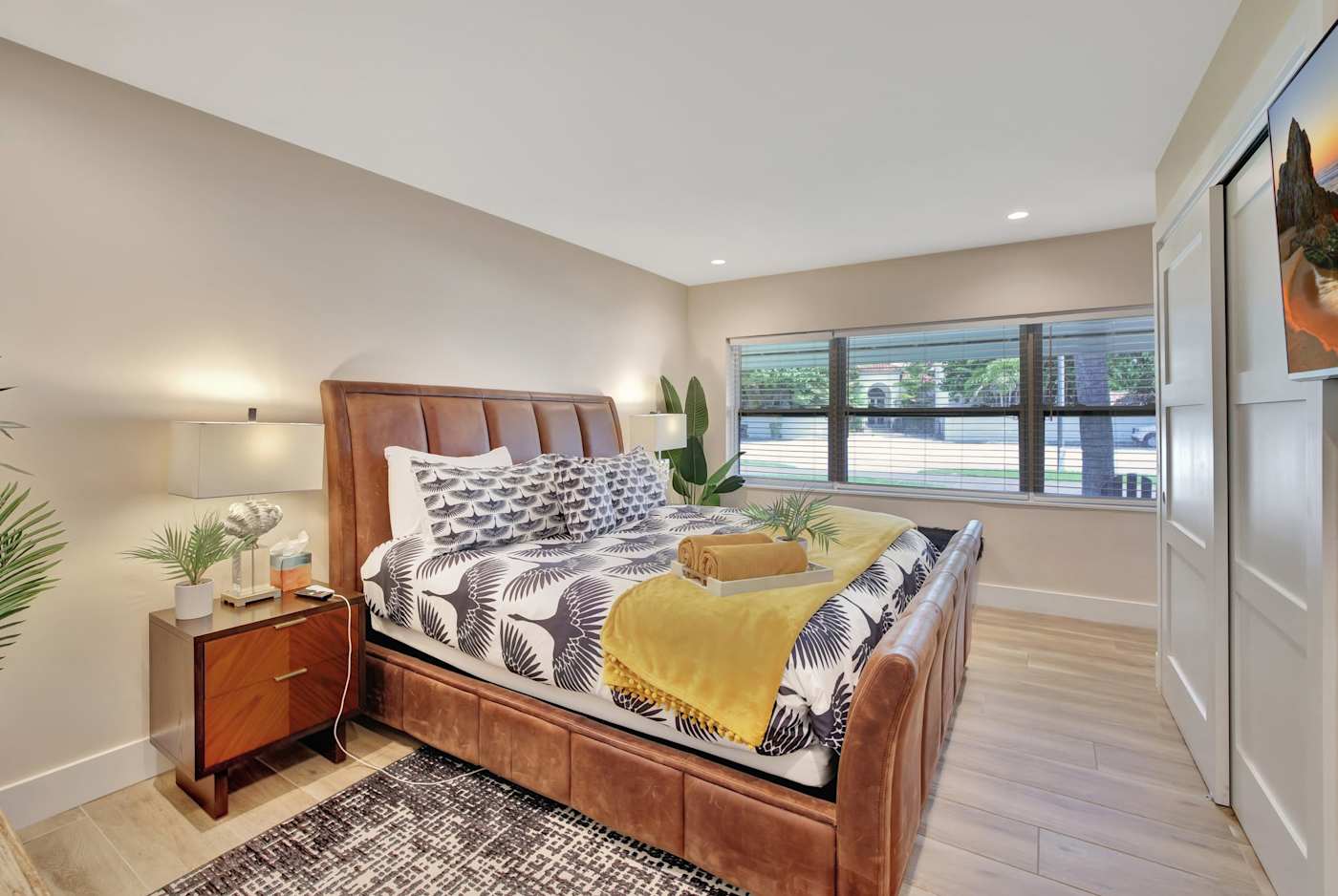 6 Bed Beach House: Bedroom with king bed and a wardrobe