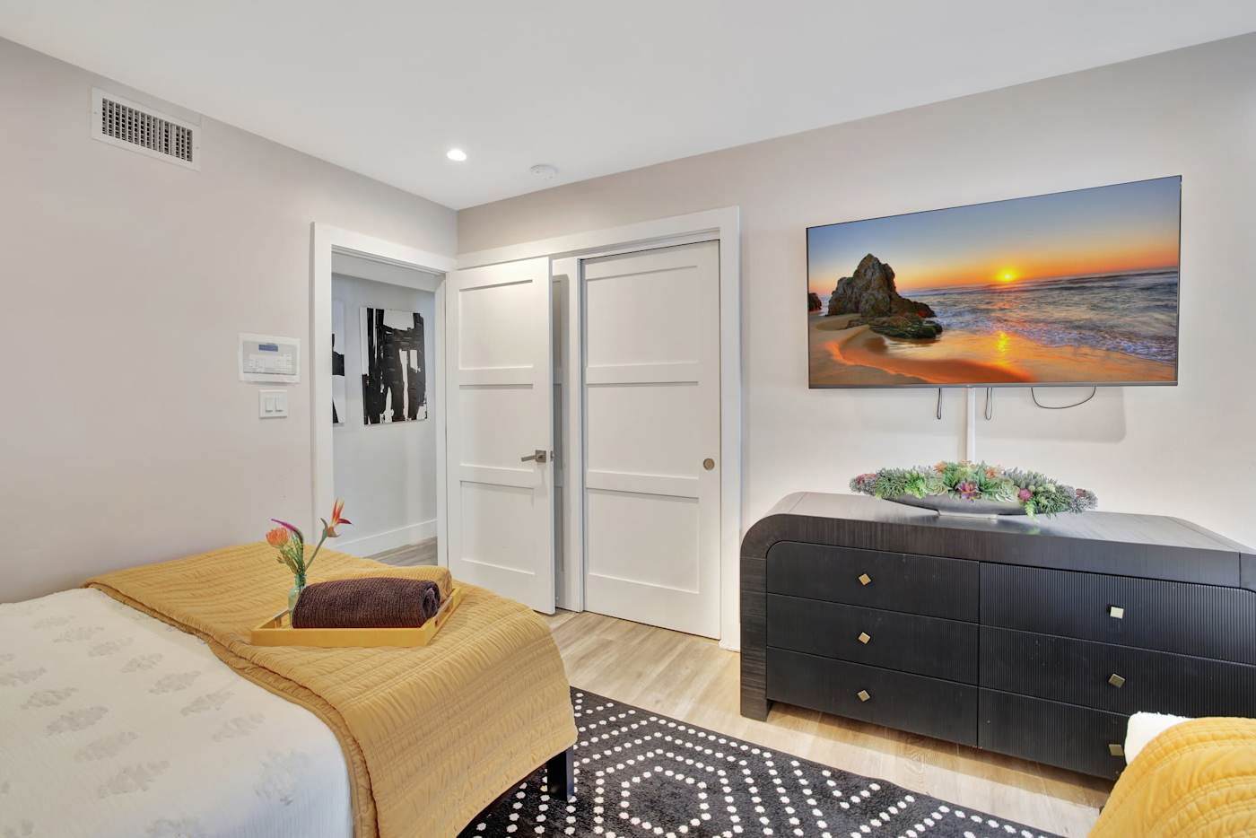 6 Bed Beach House: Twin room with two beds, sleeping two