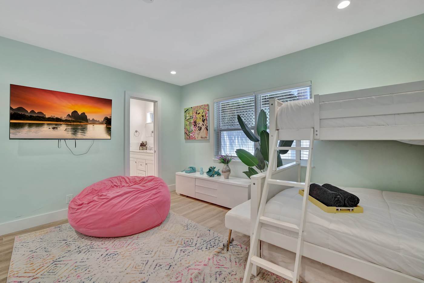 6 Bed Beach House: Bunk room with a bunk bed, bean bag and smart TV