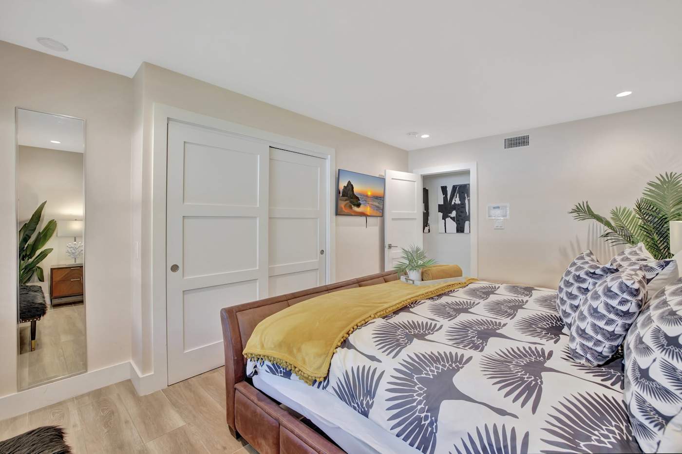6 Bed Beach House: Bedroom with king bed and mirrored wardrobe