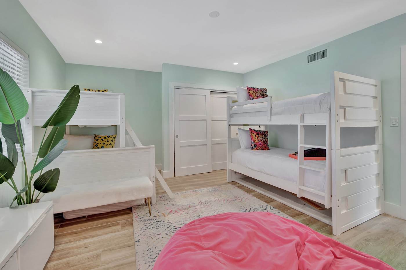 6 Bed Beach House: Bunk room with two bunk beds, sleeping four