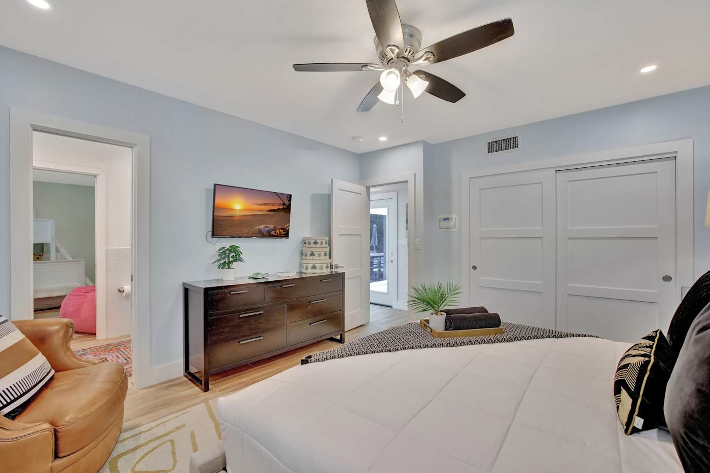 6 Bed Beach House: Bedroom with king bed, ensuite and wardrobe