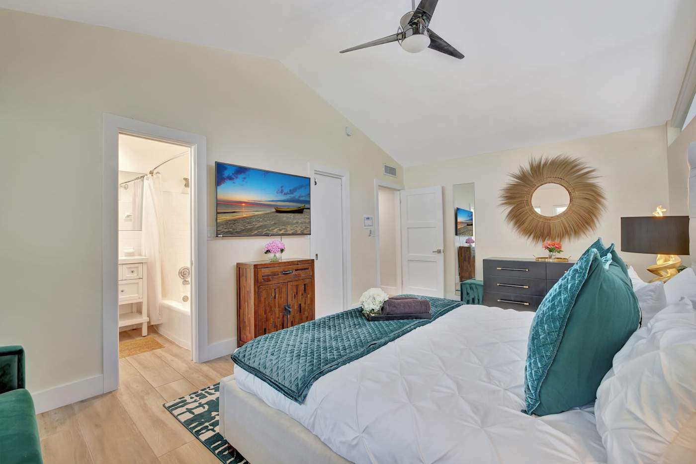 6 Bed Beach House: Bedroom with king bed, ensuite bathroom and smart TV