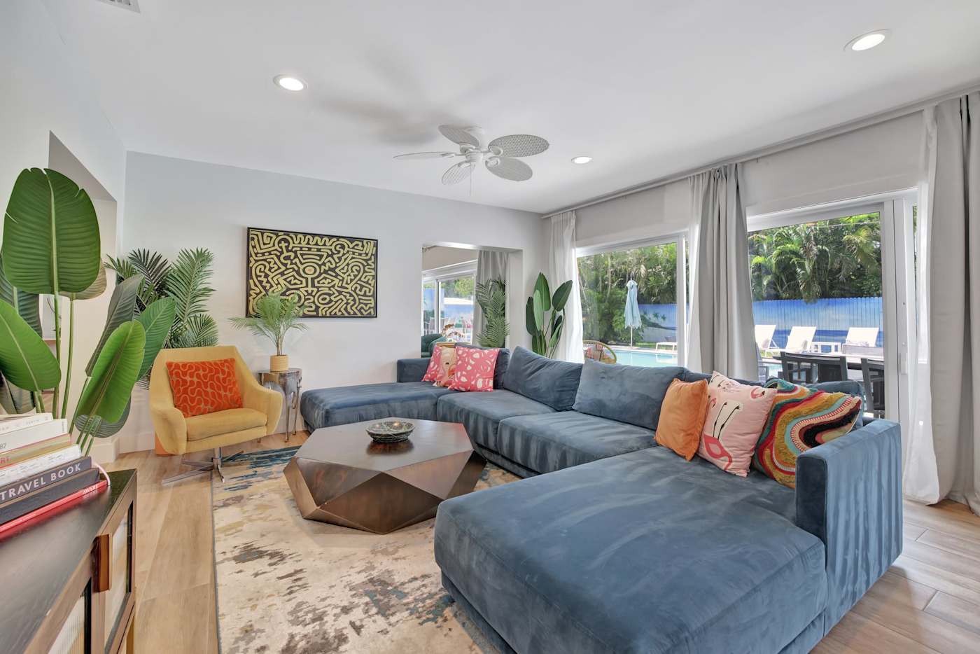 6 Bed Beach House: Sectional seating with room for the whole group