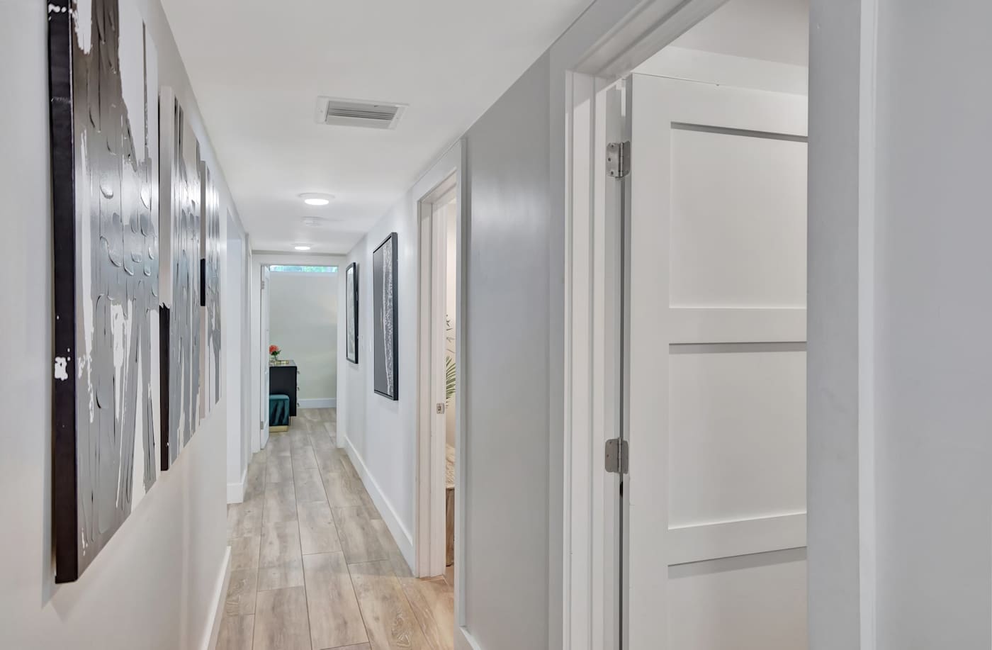 6 Bed Beach House: Hallway through to the bedrooms