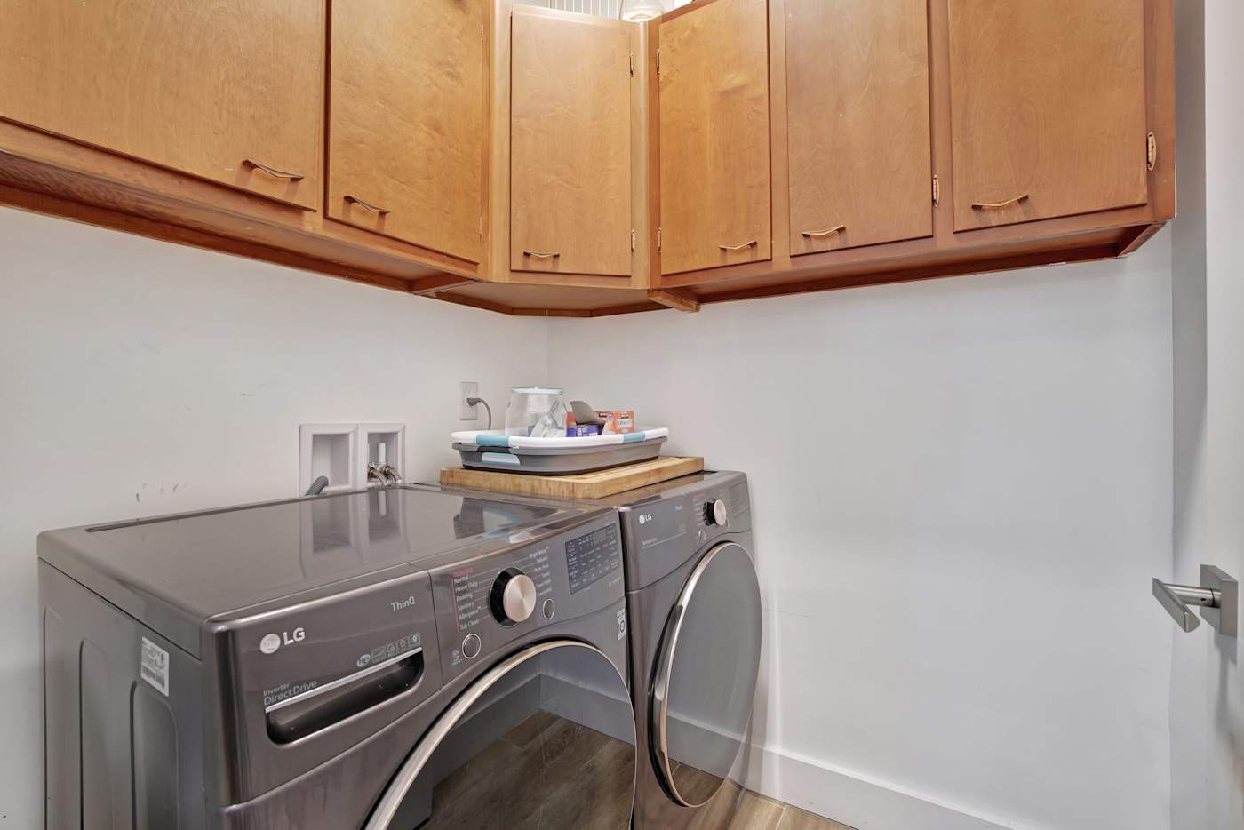 6 Bed Beach House: Washer and dryer in the utility room